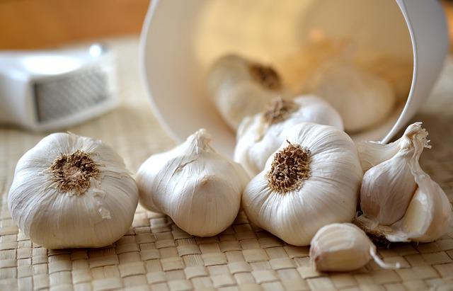 A bowl of unpealed garlic